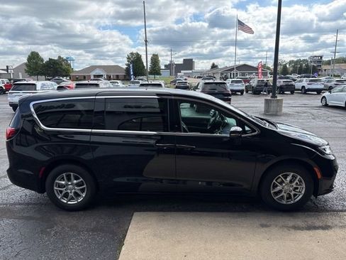 New 2026 Chrysler Pacifica Select image 7