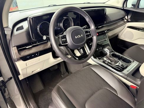 Used 2024 Kia Carnival EX image 29