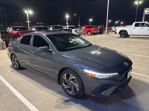 Used 2025 Hyundai Elantra Limited image 3