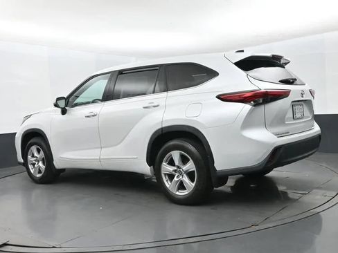 Used 2022 Toyota Highlander LE AWD/4WD image 9