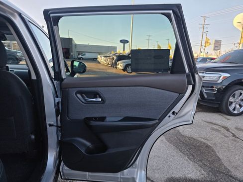 Used 2023 Nissan Rogue SV image 30