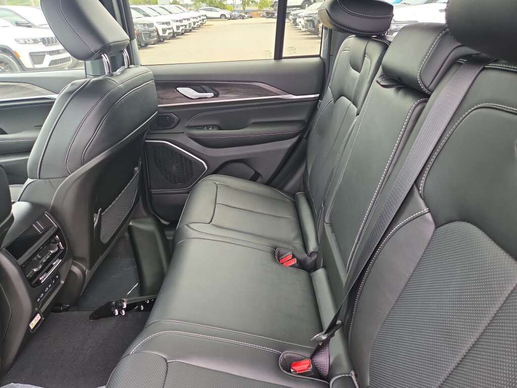 New 2027 Jeep Grand Cherokee Limited AWD/4WD image 6
