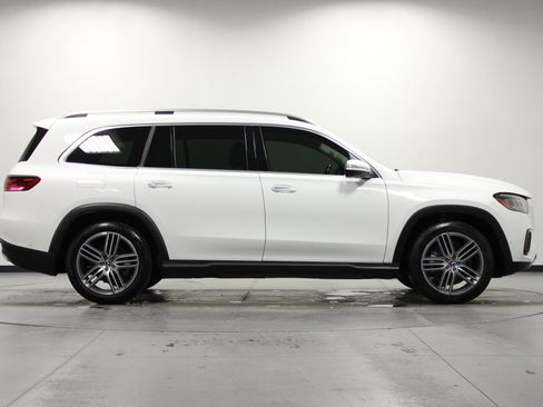 Used 2024 Mercedes-Benz GLS 450 4MATIC image 3