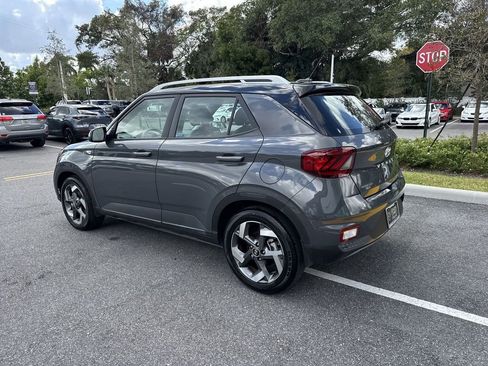 Used 2024 Hyundai Venue Limited image 13
