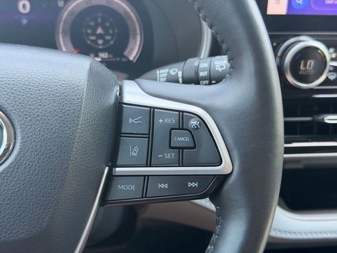 Used 2023 Toyota Highlander Limited FWD image 32