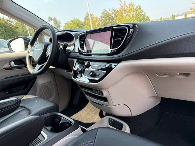 Used 2024 Chrysler Pacifica Limited FWD image 26