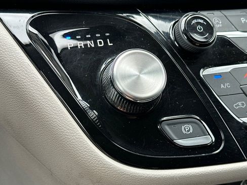 Used 2023 Chrysler Pacifica Touring-L FWD image 23
