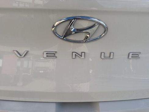 Used 2025 Hyundai Venue SEL image 15