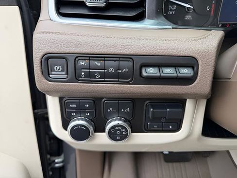 Used 2021 GMC Yukon Denali w/ Denali Premium Package AWD/4WD image 15