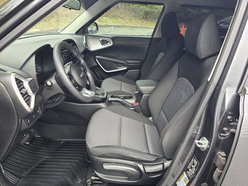 Used 2022 Kia Soul LX image 11