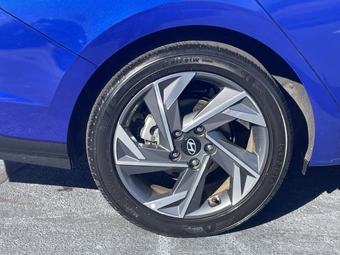 Used 2025 Hyundai Elantra Limited image 9