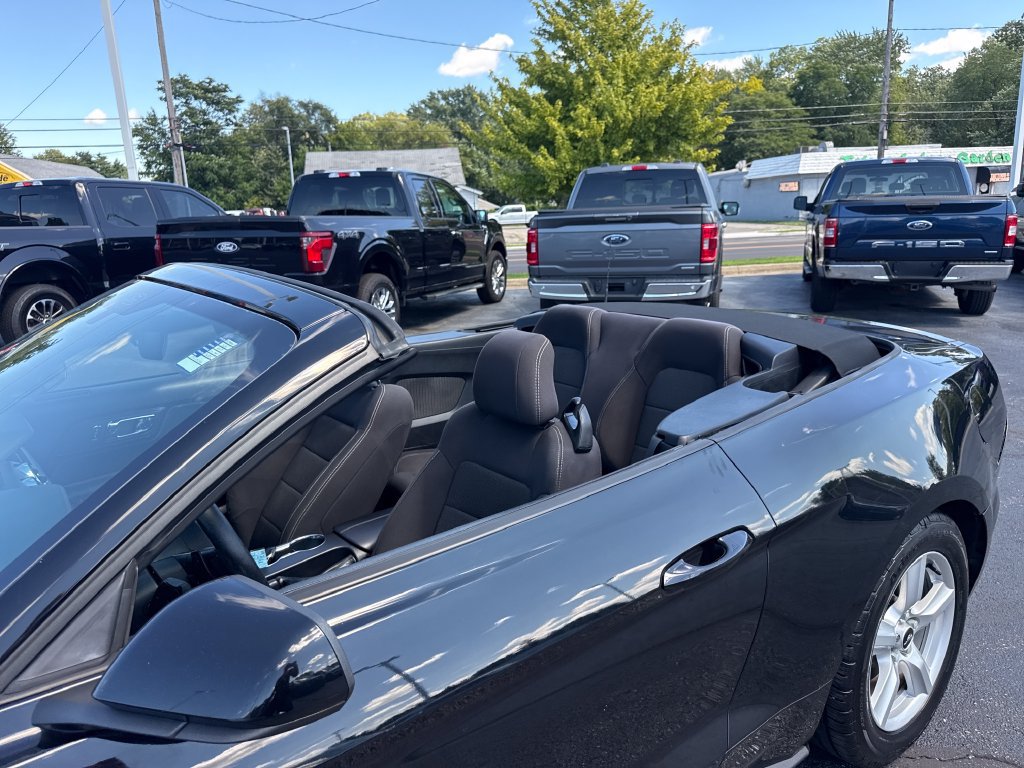 Used 2016 Ford Mustang Convertible RWD image 27