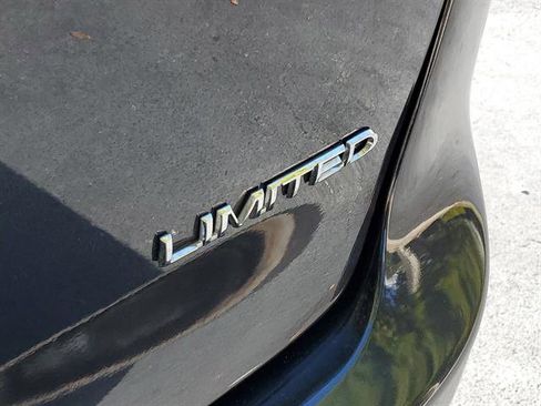 Used 2020 Chrysler Pacifica Limited w/ Tire & Wheel Group image 10