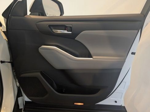 Used 2020 Toyota Highlander XLE image 29