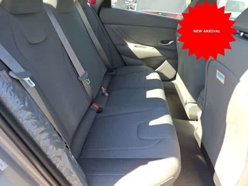Used 2025 Hyundai Elantra SE image 12