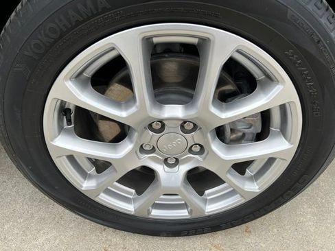 Used 2023 Jeep Compass Latitude AWD/4WD image 8