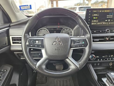 Used 2025 Mitsubishi Outlander SE image 22