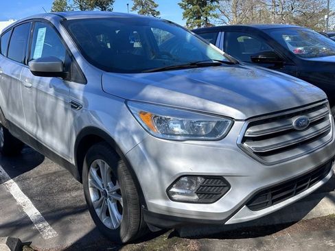 Used 2017 Ford Escape SE image 1