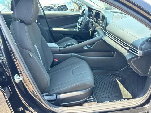 Used 2025 Hyundai Elantra SE FWD image 15
