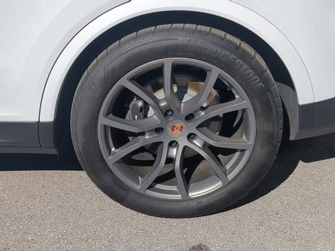 Certified 2025 Porsche Cayenne Base image 11