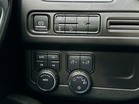 Used 2024 Chevrolet Suburban Premier image 10