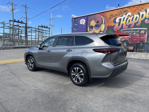 Certified 2025 Toyota Highlander XLE AWD/4WD image 3