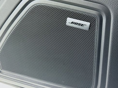 Certified 2025 Porsche Macan image 12