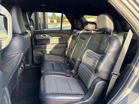 Used 2025 Ford Explorer ST-Line w/ ST-Line Street Pack image 15