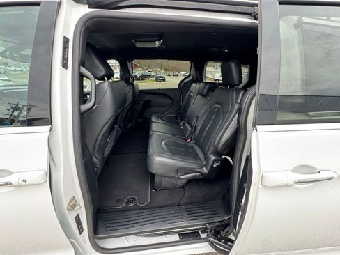 Used 2020 Chrysler Pacifica Touring-L image 9