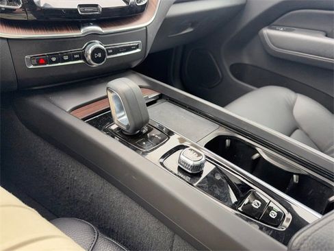Used 2022 Volvo XC60 B5 Momentum image 24