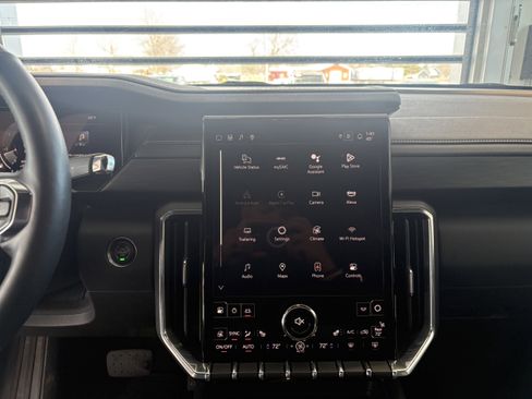 Used 2025 GMC Acadia Elevation image 12