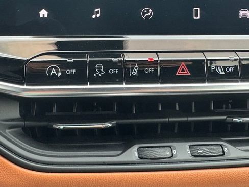 Certified 2025 Jeep Compass Limited AWD/4WD image 33