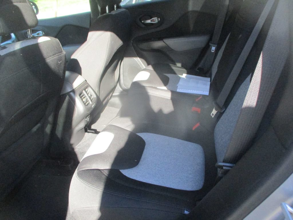 Used 2014 Jeep Cherokee Latitude AWD/4WD image 8