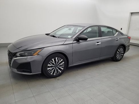 Used 2024 Nissan Altima 2.5 SV image 2