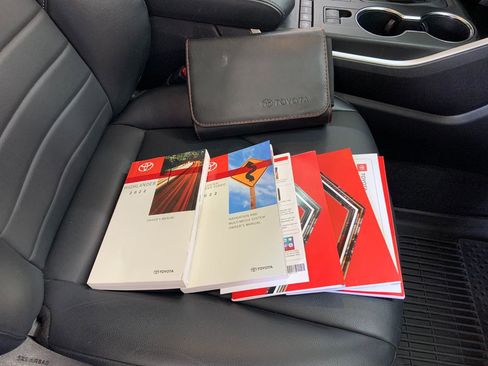 Used 2022 Toyota Highlander XLE image 17