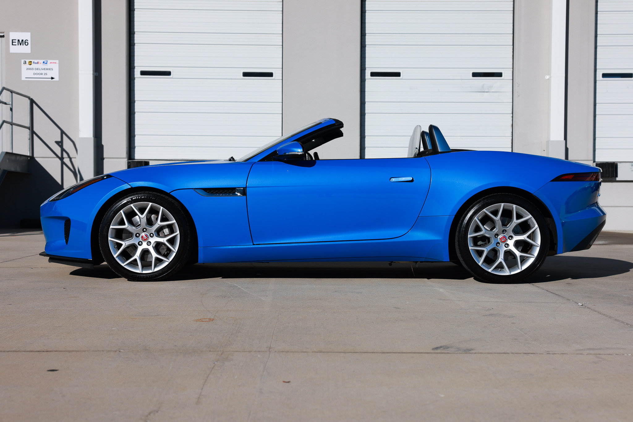 Used 2018 Jaguar F-TYPE Convertible RWD image 4