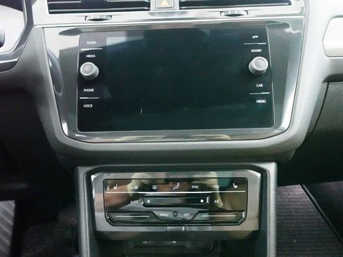 Used 2024 Volkswagen Tiguan SE w/ Panoramic Sunroof Package AWD/4WD image 22