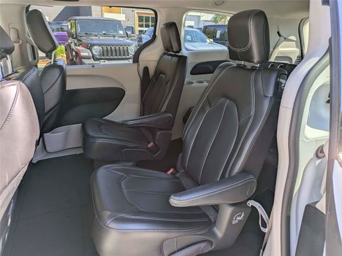 Used 2023 Chrysler Pacifica Touring-L FWD image 15