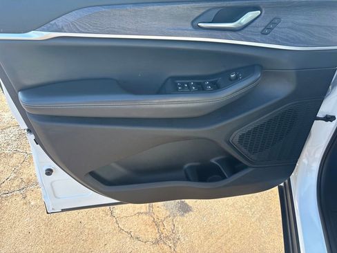 Used 2023 Jeep Grand Cherokee Limited image 14