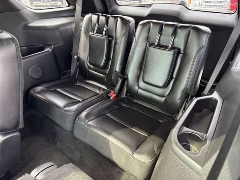 Used 2017 Ford Explorer XLT w/ Equipment Group 202A AWD/4WD image 15
