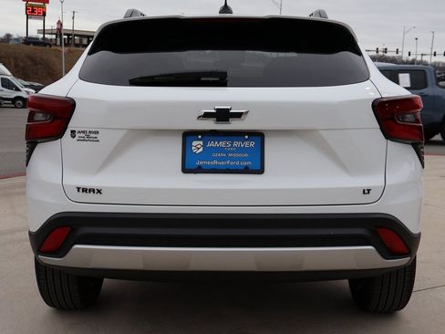 Used 2025 Chevrolet Trax LT w/ Driver Confidence Package image 4