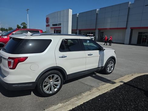 Used 2018 Ford Explorer Limited w/ Ford Safe & Smart Package FWD image 17