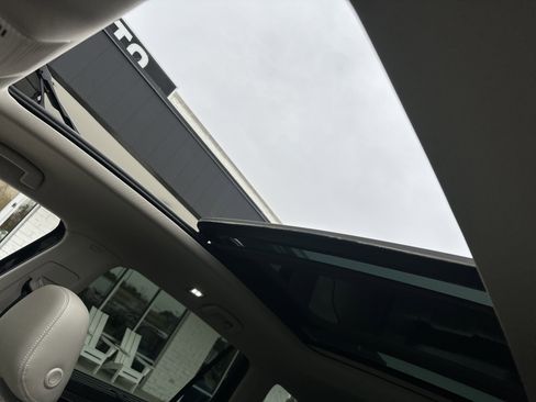 Used 2024 Volkswagen Atlas SEL image 11