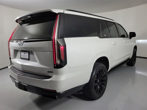 Used 2022 Cadillac Escalade ESV Sport Platinum w/ LPO, ONYX Package image 4