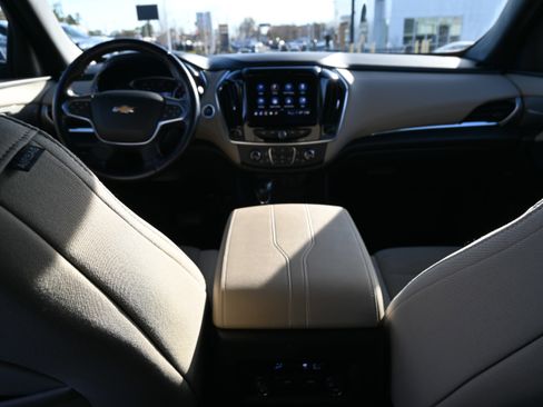 Used 2022 Chevrolet Traverse LT image 3