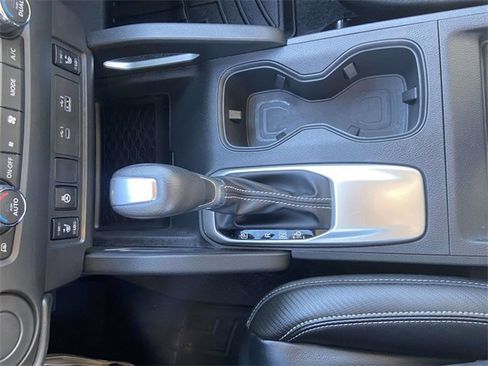 Used 2024 Nissan Frontier SL image 19