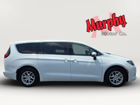 Used 2023 Chrysler Voyager LX FWD image 9