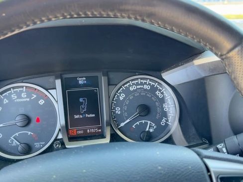 Used 2016 Toyota Tacoma Limited w/ Towing Package image 27