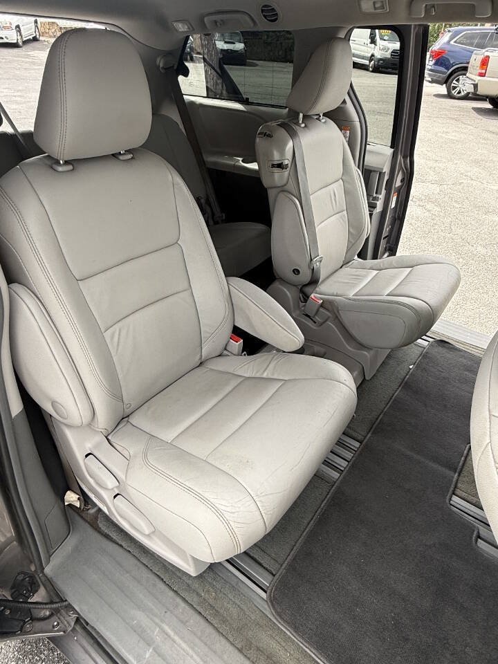 Used 2015 Toyota Sienna XLE w/ XLE Navigation Package FWD image 10