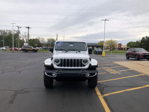 Used 2025 Jeep Wrangler Unlimited Sahara AWD/4WD image 2
